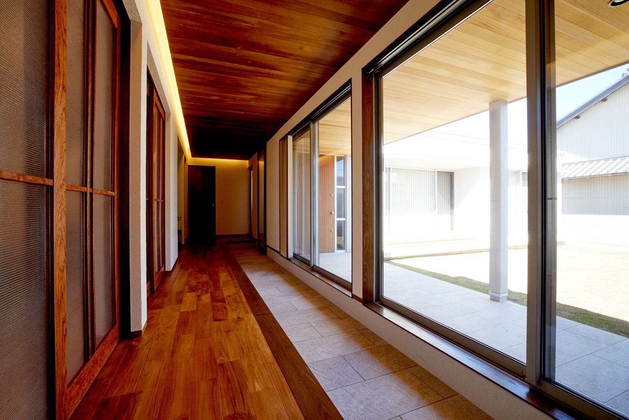 ONE and ALL 【岐阜県｜ガレージハウス×二世帯】中庭が繋ぐ２つの家族。高級木材を贅沢に使ったオーセンティックな平屋の建築実例画像5