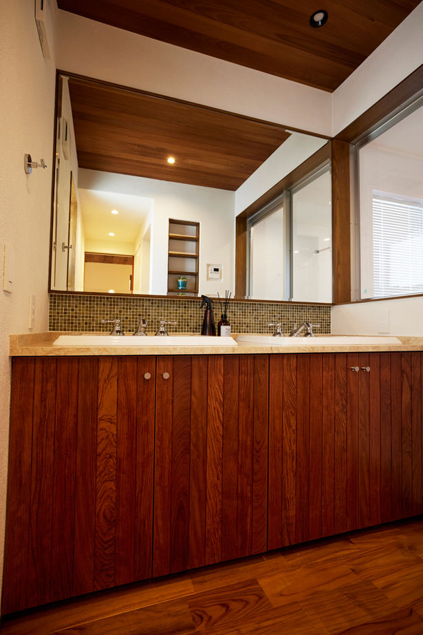 ONE and ALL 【岐阜県｜ガレージハウス×二世帯】中庭が繋ぐ２つの家族。高級木材を贅沢に使ったオーセンティックな平屋の建築実例画像7