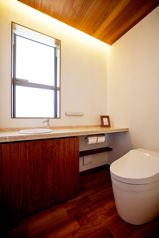 ONE and ALL 【岐阜県｜ガレージハウス×二世帯】中庭が繋ぐ２つの家族。高級木材を贅沢に使ったオーセンティックな平屋の建築実例画像8