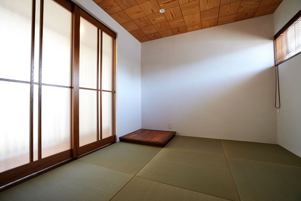 ONE and ALL 【岐阜県｜ガレージハウス×二世帯】中庭が繋ぐ２つの家族。高級木材を贅沢に使ったオーセンティックな平屋の建築実例画像9