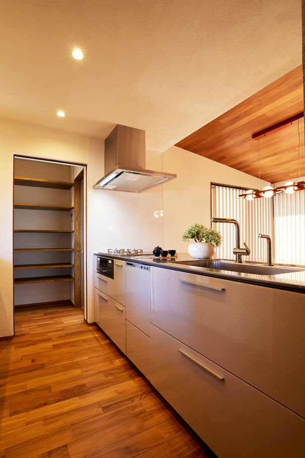 ONE and ALL 【岐阜県｜ガレージハウス×二世帯】中庭が繋ぐ２つの家族。高級木材を贅沢に使ったオーセンティックな平屋の建築実例画像10