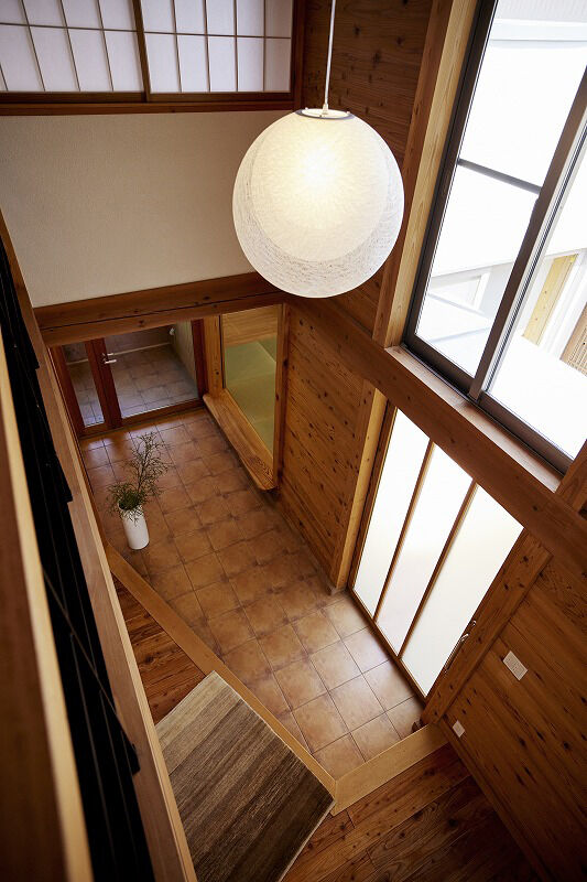 ONE and ALL 【岐阜県｜２世帯｜吹抜けリビング＆玄関】ヒノキや杉の無垢材を贅沢に。経年の味わいがある和風邸宅の建築実例画像2