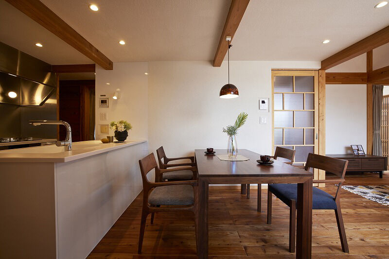 ONE and ALL 【岐阜県｜２世帯｜吹抜けリビング＆玄関】ヒノキや杉の無垢材を贅沢に。経年の味わいがある和風邸宅の建築実例画像3