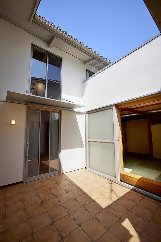 ONE and ALL 【岐阜県｜２世帯｜吹抜けリビング＆玄関】ヒノキや杉の無垢材を贅沢に。経年の味わいがある和風邸宅の建築実例画像4