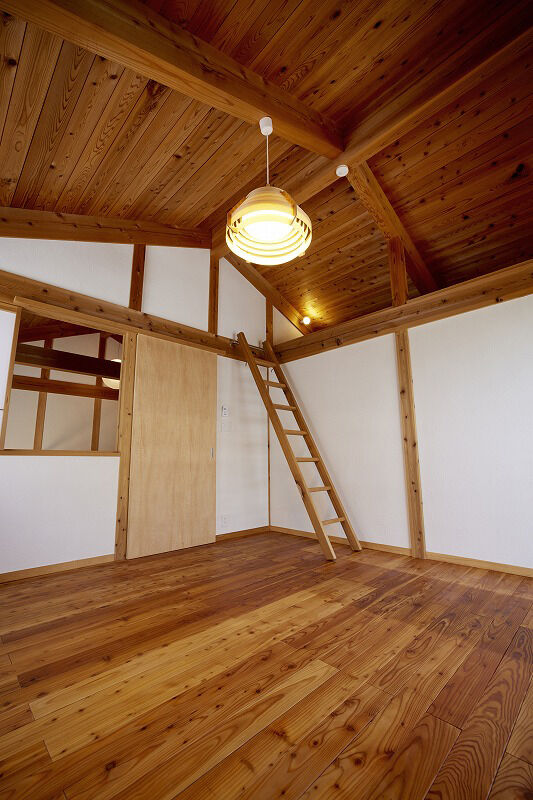 ONE and ALL 【岐阜県｜２世帯｜吹抜けリビング＆玄関】ヒノキや杉の無垢材を贅沢に。経年の味わいがある和風邸宅の建築実例画像9