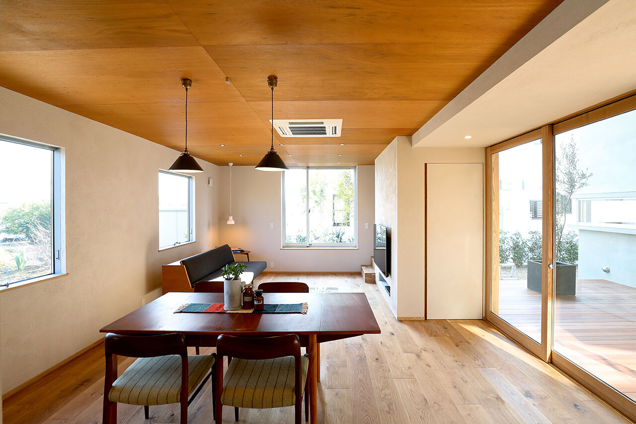 ONE and ALL 【岐阜県｜平屋風｜30坪】モルタルの外壁、木製サッシ…素材感で魅せるシンプルモダンな平屋風２階建ての建築実例画像2