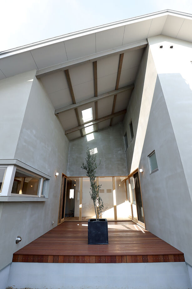 ONE and ALL 【岐阜県｜平屋風｜30坪】モルタルの外壁、木製サッシ…素材感で魅せるシンプルモダンな平屋風２階建ての建築実例画像3