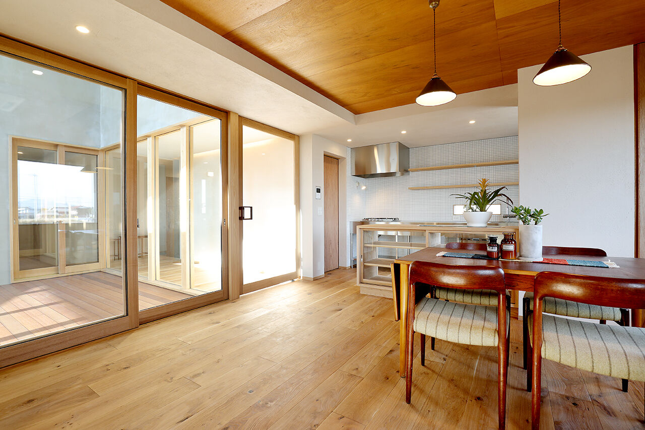 ONE and ALL 【岐阜県｜平屋風｜30坪】モルタルの外壁、木製サッシ…素材感で魅せるシンプルモダンな平屋風２階建ての建築実例画像4