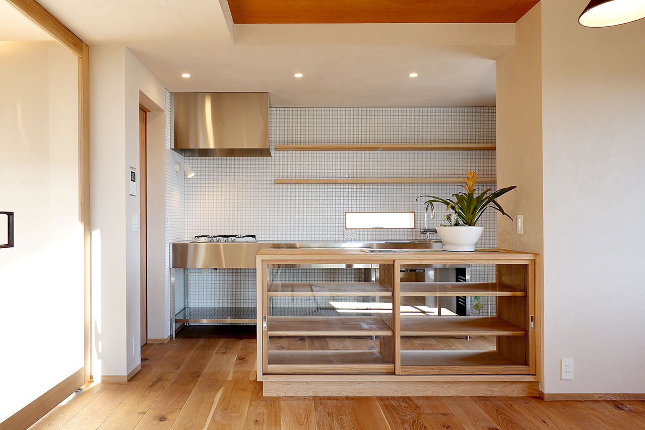 ONE and ALL 【岐阜県｜平屋風｜30坪】モルタルの外壁、木製サッシ…素材感で魅せるシンプルモダンな平屋風２階建ての建築実例画像5