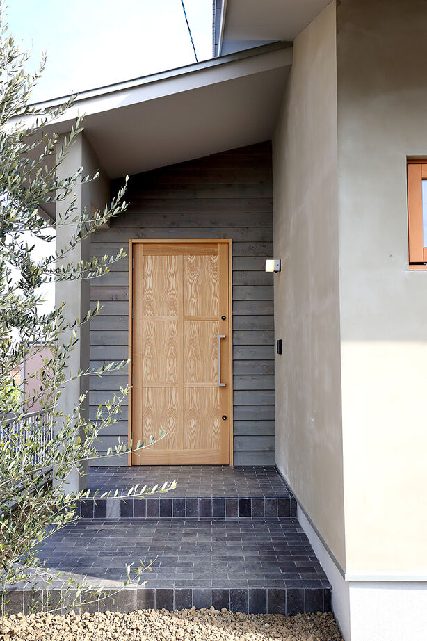 ONE and ALL 【岐阜県｜平屋風｜30坪】モルタルの外壁、木製サッシ…素材感で魅せるシンプルモダンな平屋風２階建ての建築実例画像6