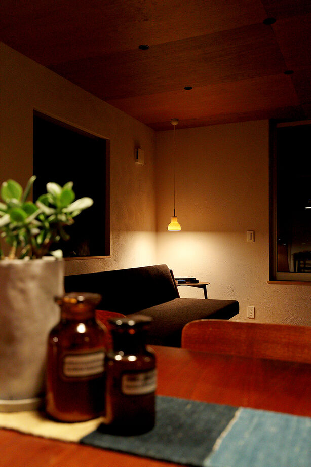 ONE and ALL 【岐阜県｜平屋風｜30坪】モルタルの外壁、木製サッシ…素材感で魅せるシンプルモダンな平屋風２階建ての建築実例画像7