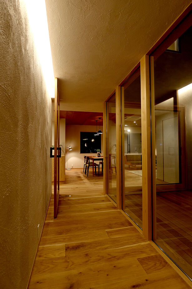 ONE and ALL 【岐阜県｜平屋風｜30坪】モルタルの外壁、木製サッシ…素材感で魅せるシンプルモダンな平屋風２階建ての建築実例画像8