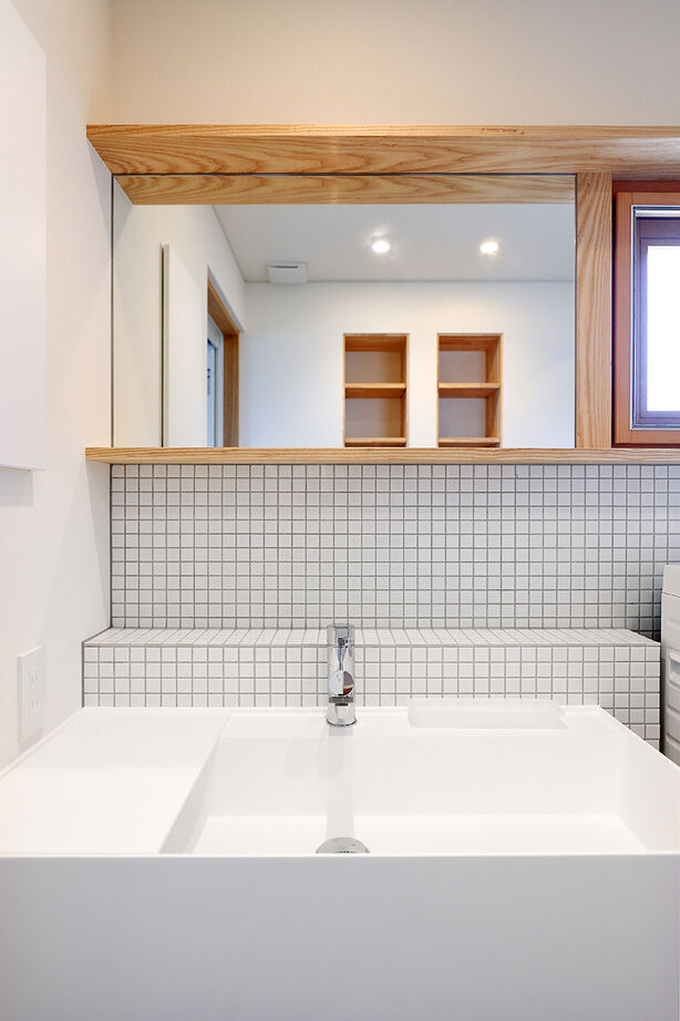 ONE and ALL 【岐阜県｜平屋風｜30坪】モルタルの外壁、木製サッシ…素材感で魅せるシンプルモダンな平屋風２階建ての建築実例画像9