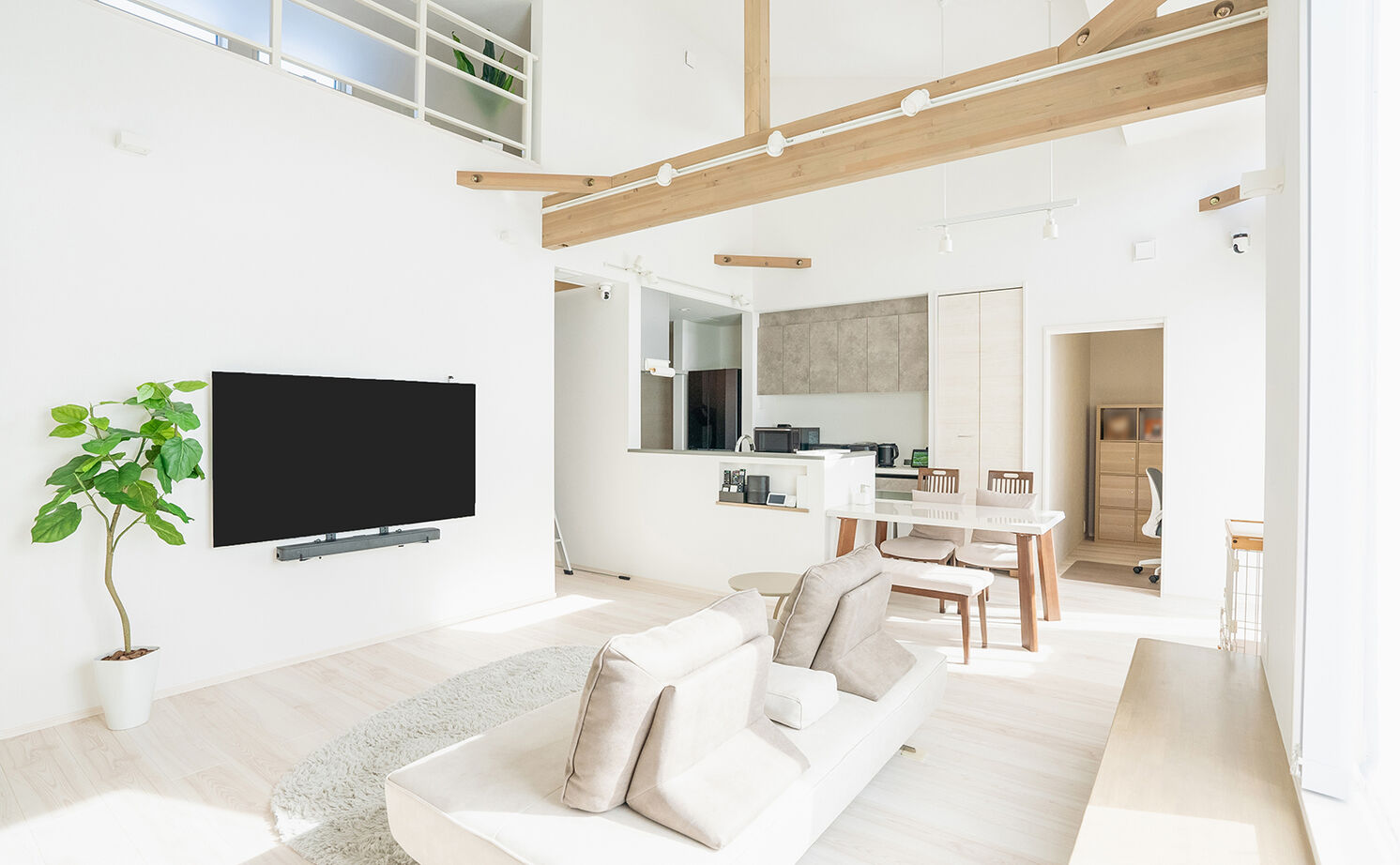 ホクシンハウス ミニマルな平屋の2人暮らし／散らからないよう考え尽くした動線＆収納。大きな窓から空を見晴らす開放感！の建築実例画像2