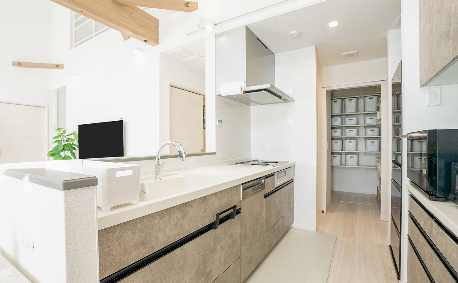 ホクシンハウス ミニマルな平屋の2人暮らし／散らからないよう考え尽くした動線＆収納。大きな窓から空を見晴らす開放感！の建築実例画像5