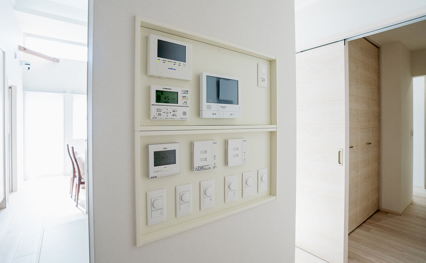 ホクシンハウス ミニマルな平屋の2人暮らし／散らからないよう考え尽くした動線＆収納。大きな窓から空を見晴らす開放感！の建築実例画像7