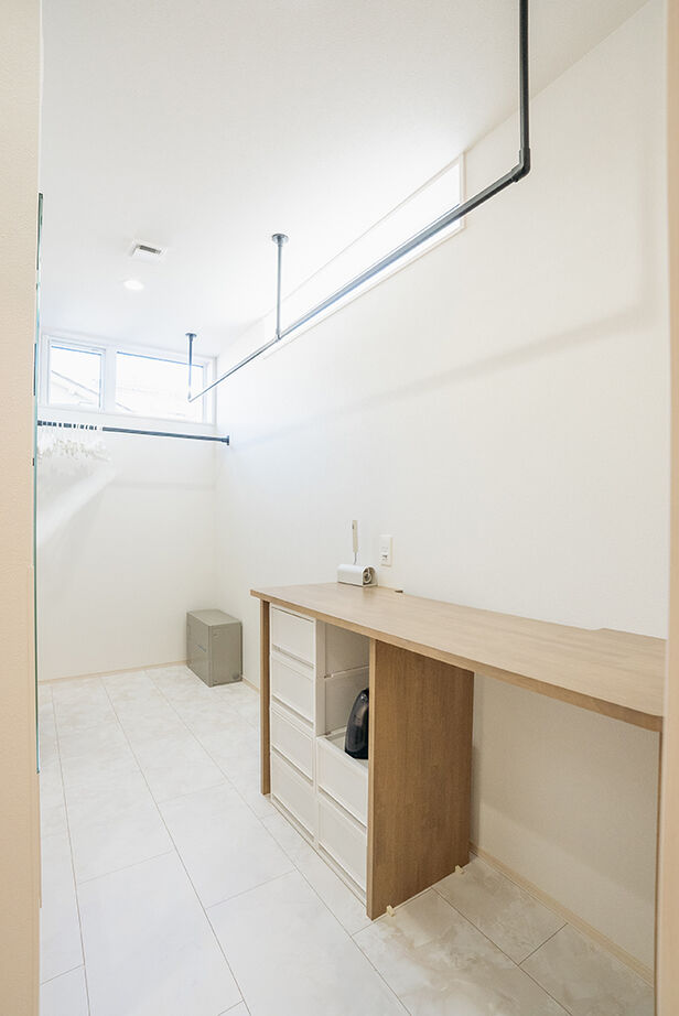 ホクシンハウス ミニマルな平屋の2人暮らし／散らからないよう考え尽くした動線＆収納。大きな窓から空を見晴らす開放感！の建築実例画像13