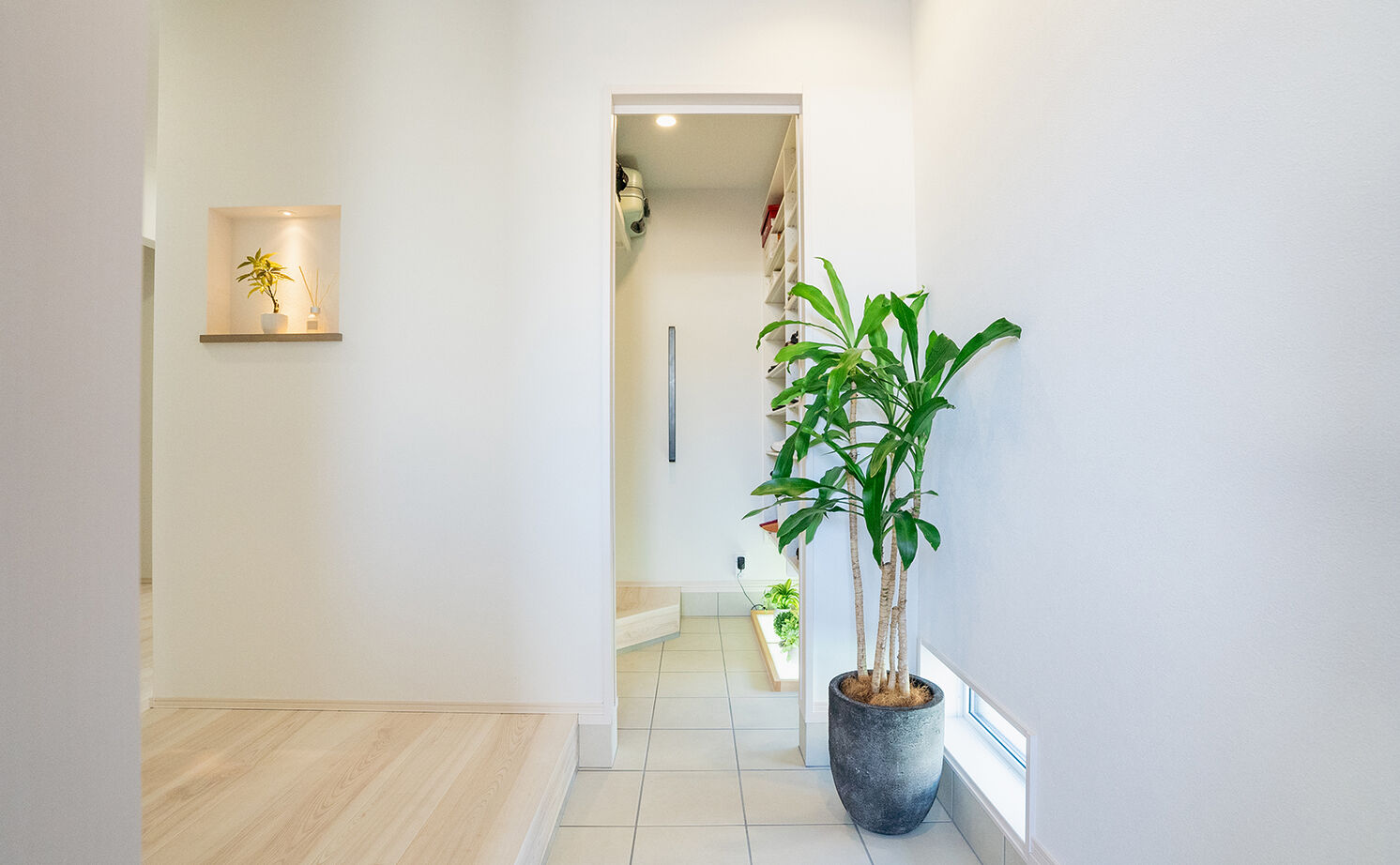 ホクシンハウス ミニマルな平屋の2人暮らし／散らからないよう考え尽くした動線＆収納。大きな窓から空を見晴らす開放感！の建築実例画像16