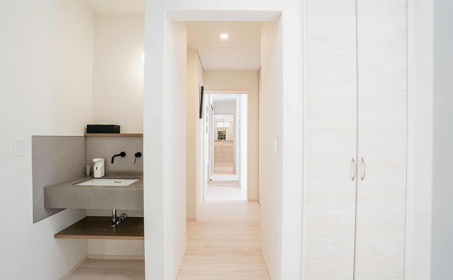 ホクシンハウス ミニマルな平屋の2人暮らし／散らからないよう考え尽くした動線＆収納。大きな窓から空を見晴らす開放感！の建築実例画像17