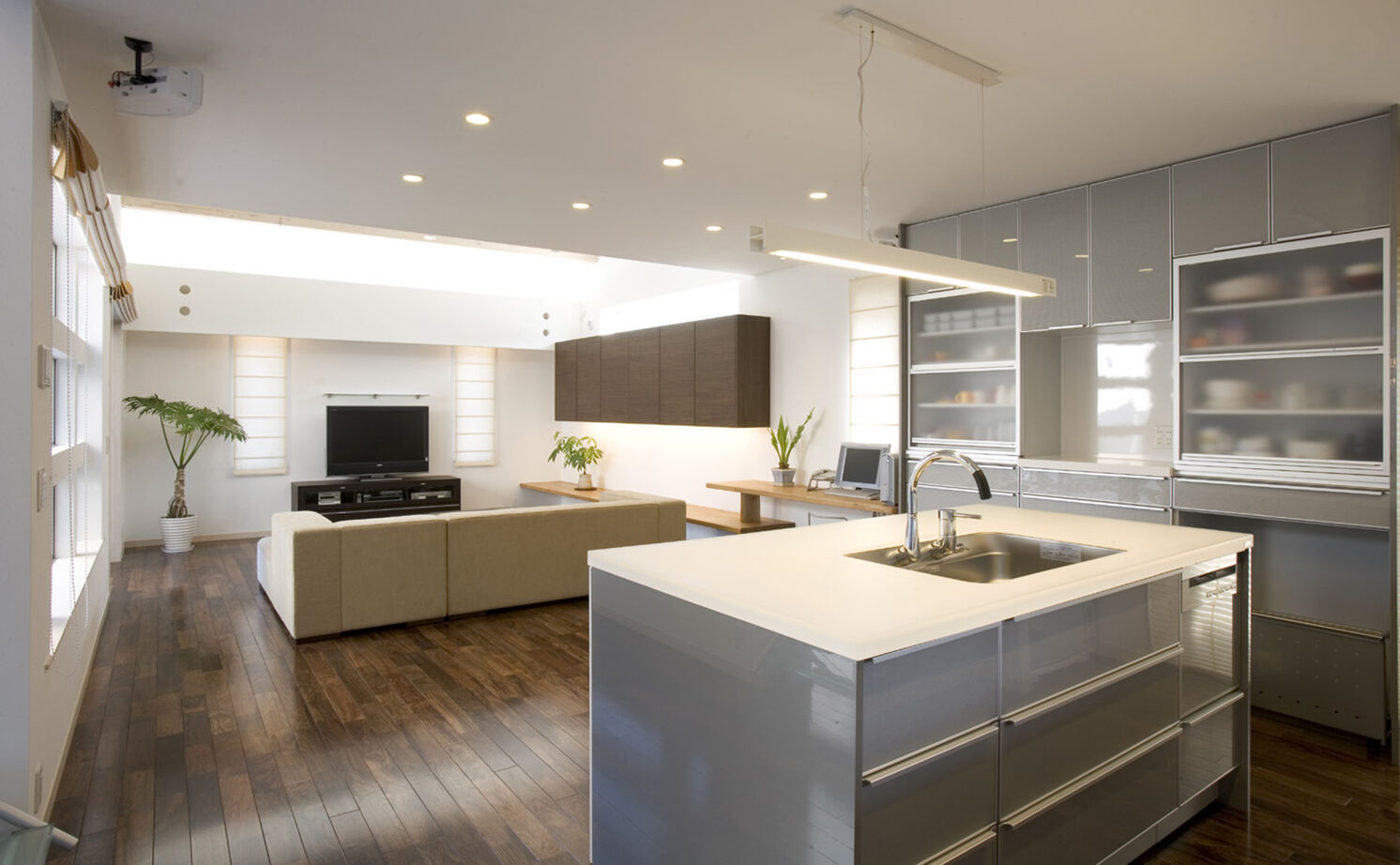 高砂建設　埼玉・東京 【さいたま市/50坪台/間取り図/無垢材/吹抜け】生活感の出ないホテルライクな暮らしが叶った、上質な住まいの建築実例画像3