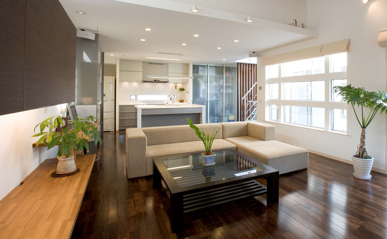 高砂建設　埼玉・東京 【さいたま市/50坪台/間取り図/無垢材/吹抜け】生活感の出ないホテルライクな暮らしが叶った、上質な住まいの建築実例画像4