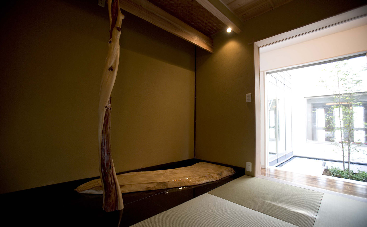 高砂建設　埼玉・東京 【さいたま市/50坪台/間取り図/無垢材/吹抜け】生活感の出ないホテルライクな暮らしが叶った、上質な住まいの建築実例画像6