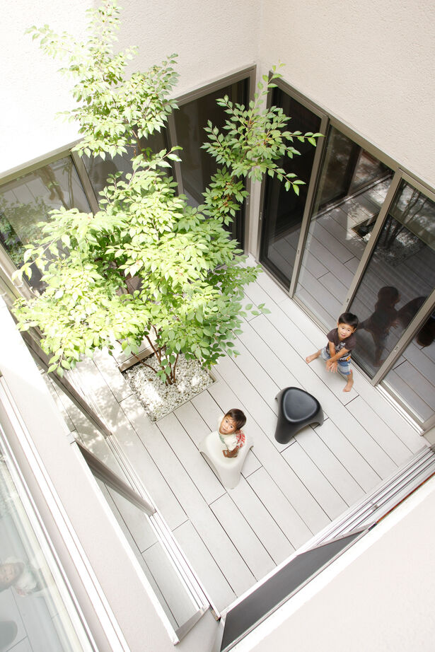 高砂建設　埼玉・東京 【比企郡/2000万円台/40坪台/間取り図/SE構法】中庭と部屋を仕切る大きな窓から日差しを受け四季を感じる家の建築実例画像2