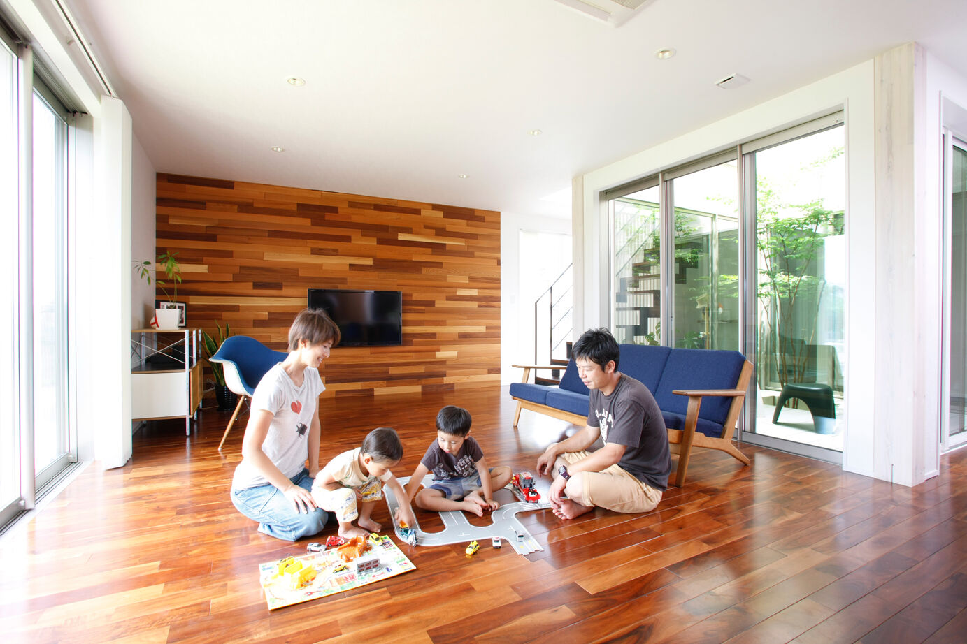 高砂建設　埼玉・東京 【比企郡/2000万円台/40坪台/間取り図/SE構法】中庭と部屋を仕切る大きな窓から日差しを受け四季を感じる家の建築実例画像4