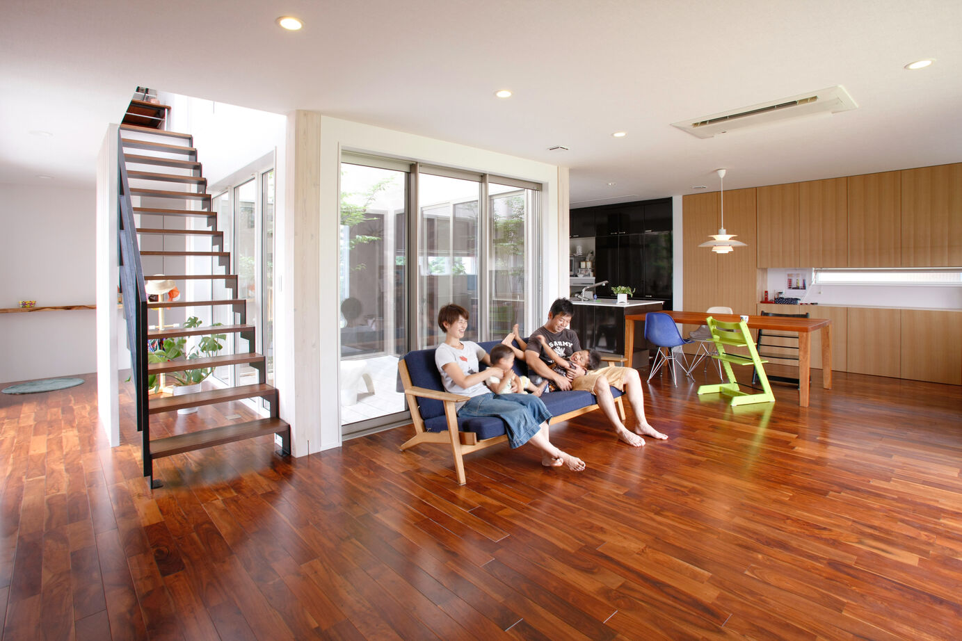 高砂建設　埼玉・東京 【比企郡/2000万円台/40坪台/間取り図/SE構法】中庭と部屋を仕切る大きな窓から日差しを受け四季を感じる家の建築実例画像5