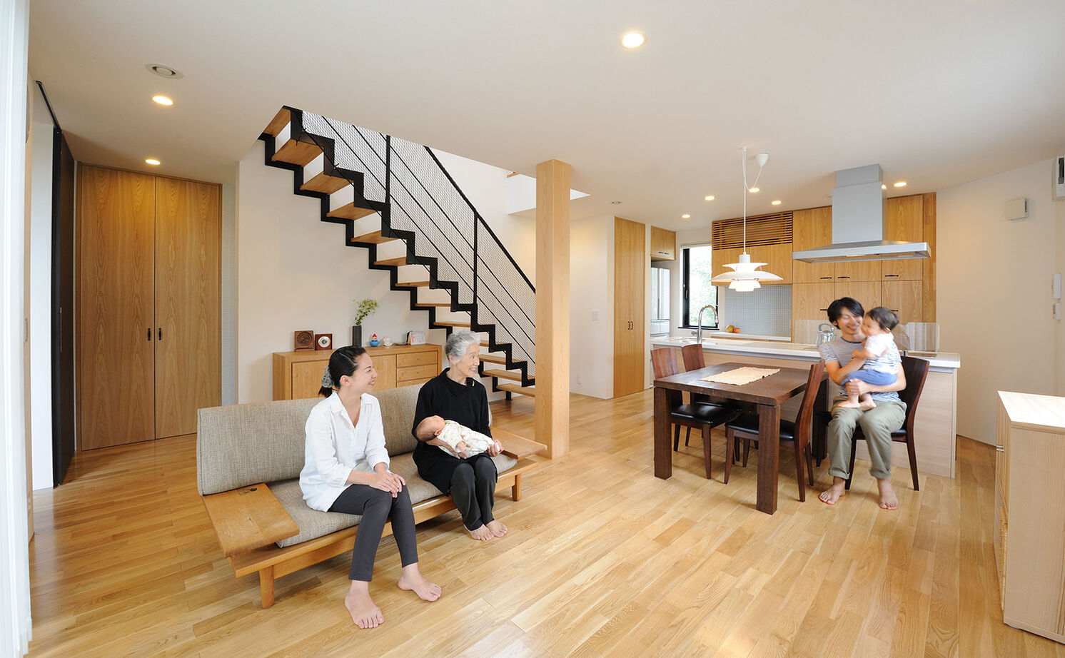 高砂建設　埼玉・東京 【埼玉/2000万円台/30坪台/間取り図/ウッドデッキ/吹抜け/高断熱】年中快適な二世帯が仲良く暮らせる家の建築実例画像2