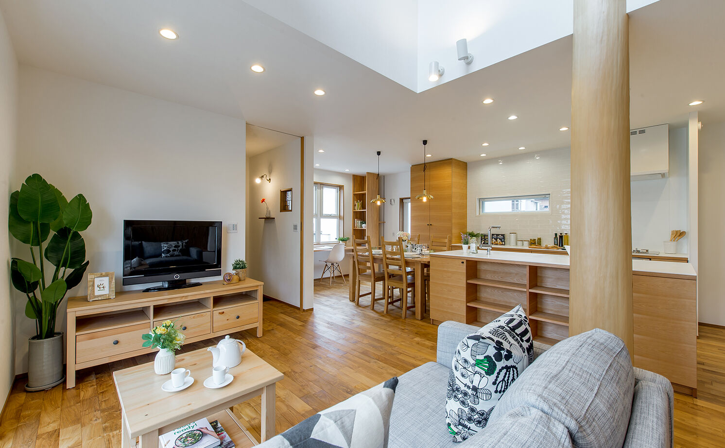 高砂建設　埼玉・東京 【2000万円台/30坪台/間取り図/吹抜け】暮らしの真ん中にキッチンを！無垢の質感にこだわった家の建築実例画像1