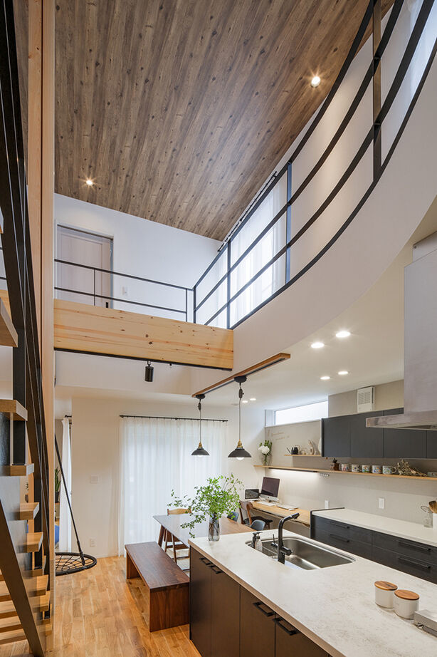 高砂建設　埼玉・東京 【さいたま市/40坪台/間取り図/吹抜け】建物に囲まれた旗竿地でもプライバシーを守れる、大空間を実現の建築実例画像