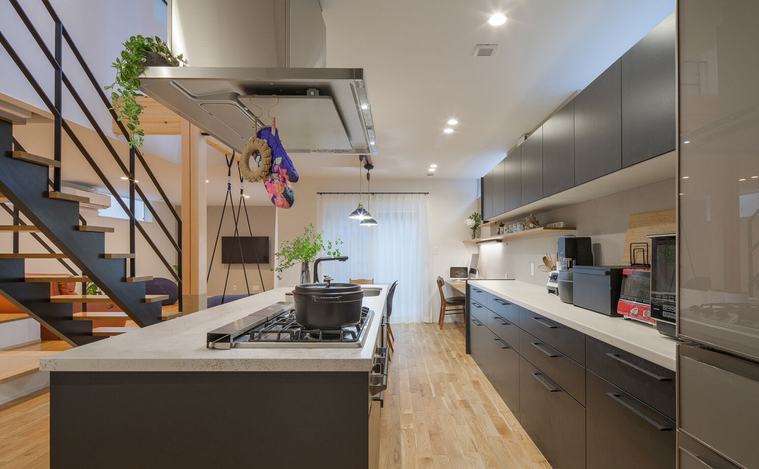 高砂建設　埼玉・東京 【さいたま市/40坪台/間取り図/吹抜け】建物に囲まれた旗竿地でもプライバシーを守れる、大空間を実現の建築実例画像5