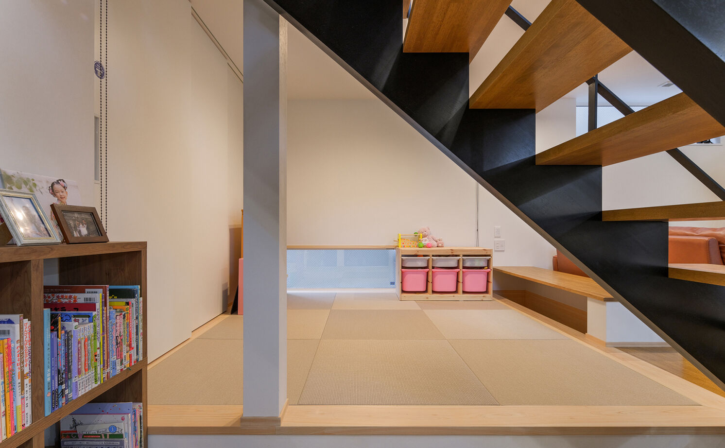 高砂建設　埼玉・東京 【さいたま市/40坪台/間取り図/吹抜け】建物に囲まれた旗竿地でもプライバシーを守れる、大空間を実現の建築実例画像8