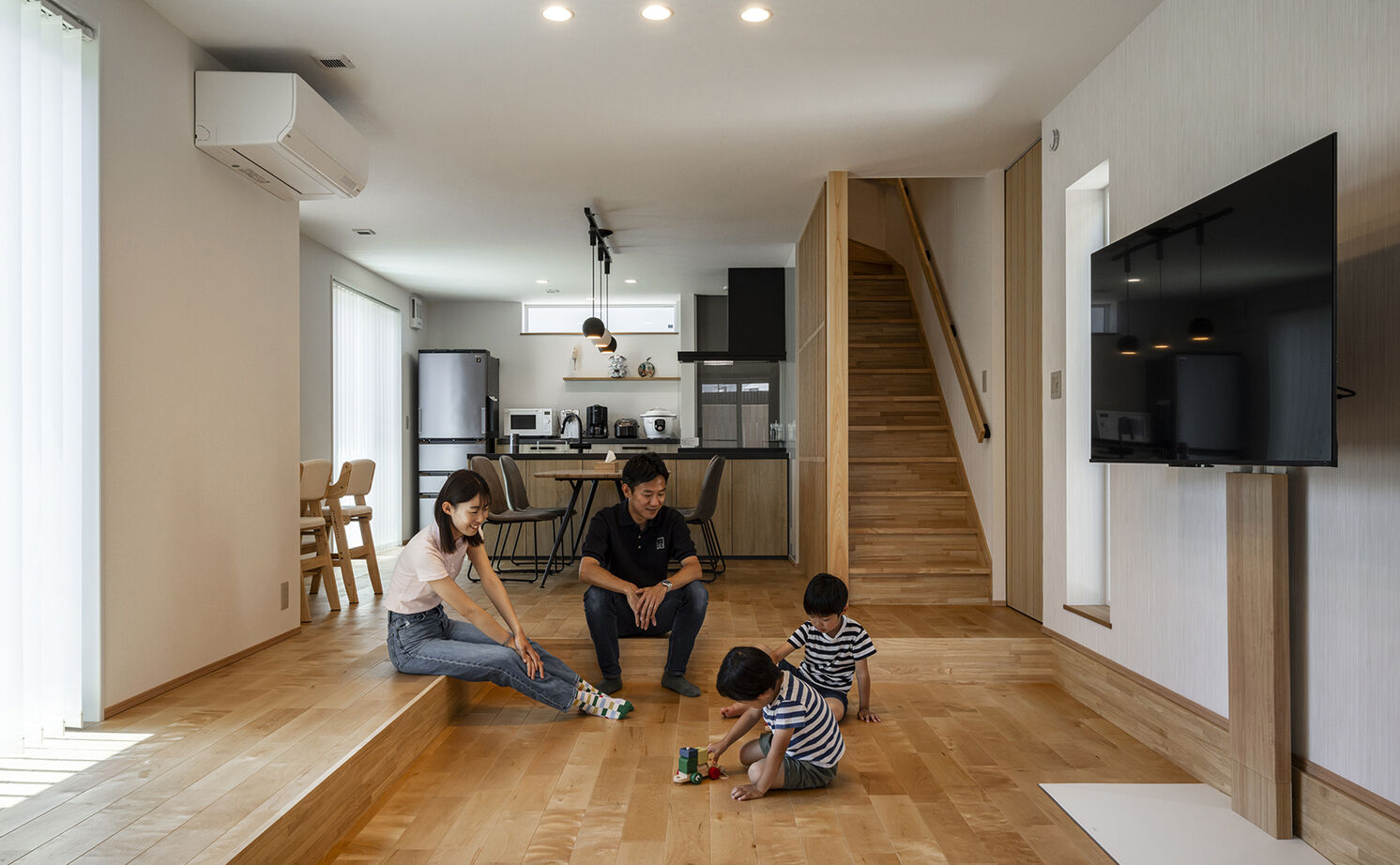 高砂建設　埼玉・東京 【練馬区/30坪台/ピットリビング/無垢材】大人数が集まっても顔が見える！ストレートに空間がつながる家の建築実例画像2