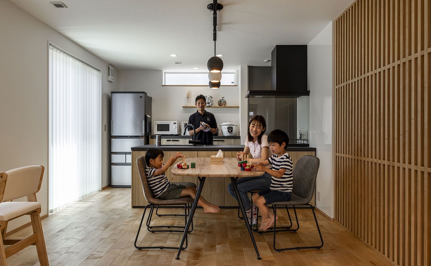 高砂建設　埼玉・東京 【練馬区/30坪台/ピットリビング/無垢材】大人数が集まっても顔が見える！ストレートに空間がつながる家の建築実例画像3