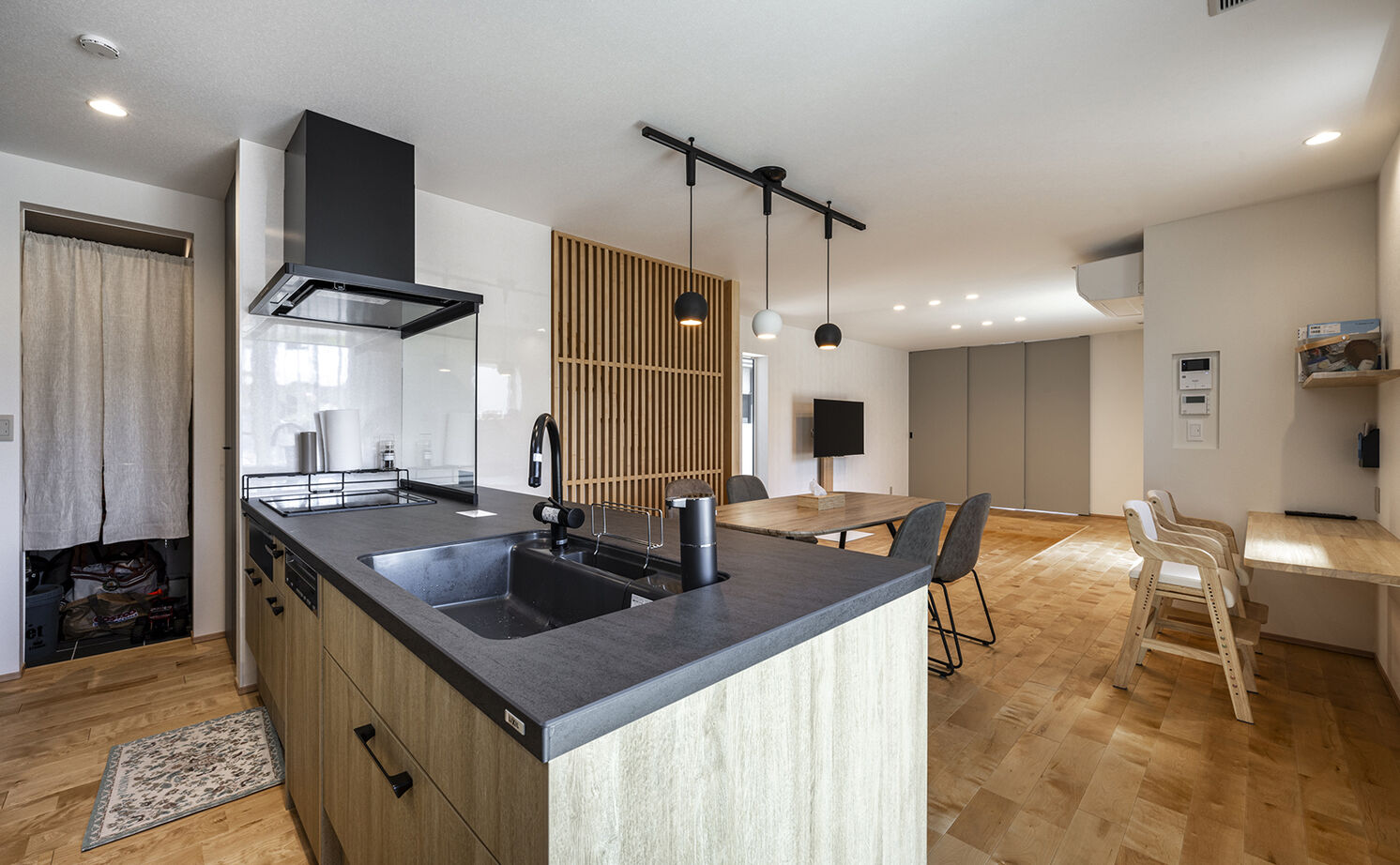 高砂建設　埼玉・東京 【練馬区/30坪台/ピットリビング/無垢材】大人数が集まっても顔が見える！ストレートに空間がつながる家の建築実例画像4