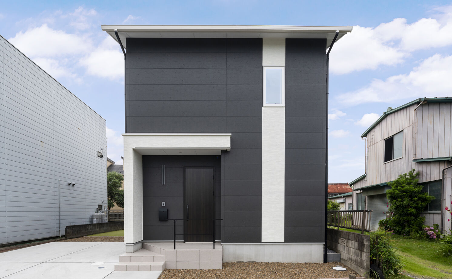 高砂建設　埼玉・東京 【鴻巣市/2000万円台/30坪台】開放的なLDKはパーティーもできる広さ！細部までセンスが光るモノトーンの家の建築実例画像1