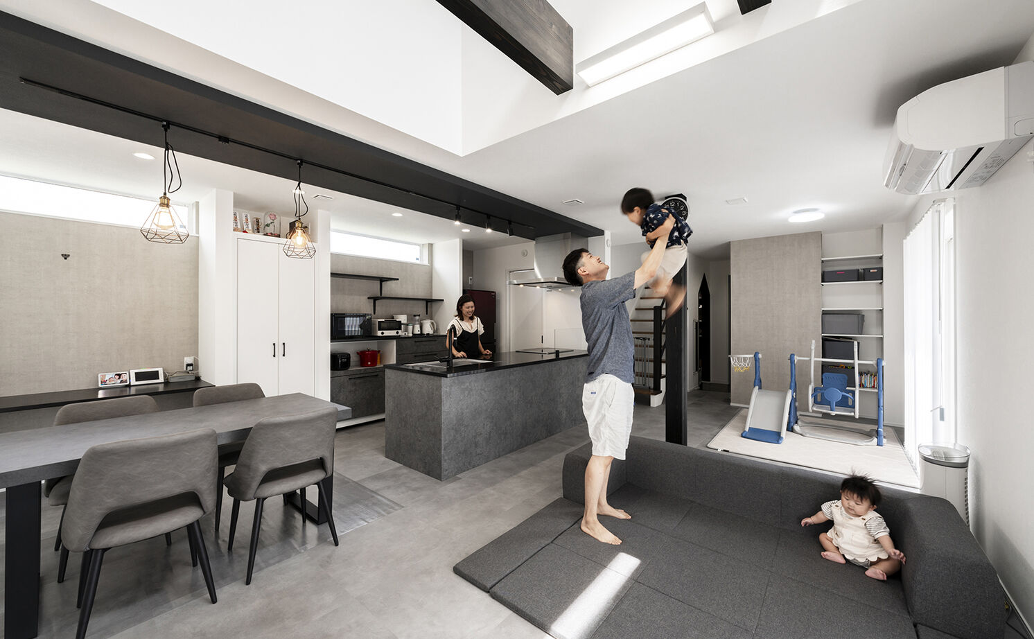 高砂建設　埼玉・東京 【鴻巣市/2000万円台/30坪台】開放的なLDKはパーティーもできる広さ！細部までセンスが光るモノトーンの家の建築実例画像2