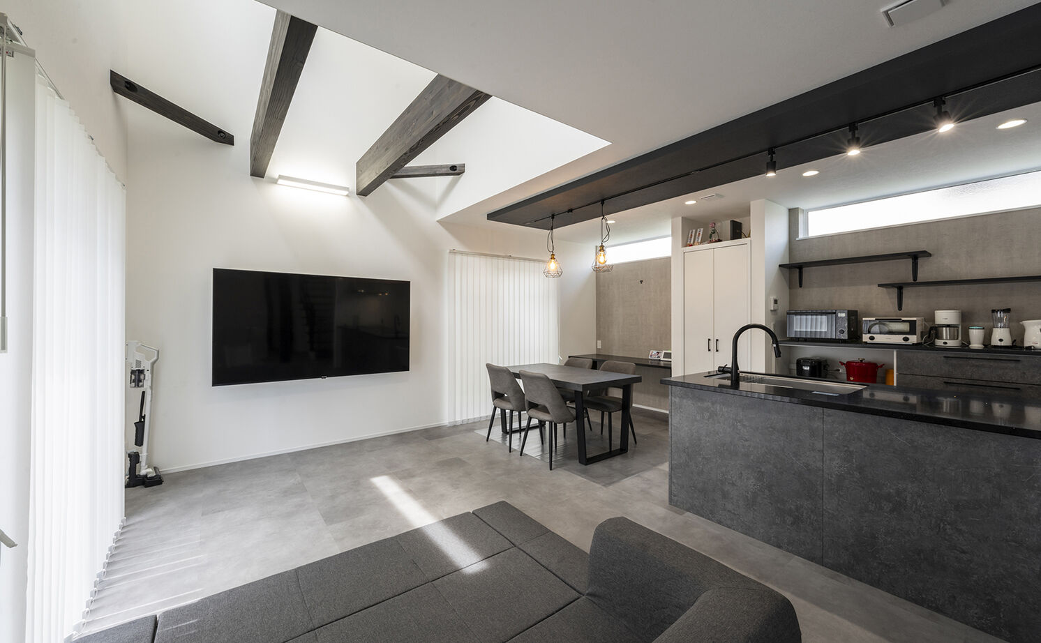 高砂建設　埼玉・東京 【鴻巣市/2000万円台/30坪台】開放的なLDKはパーティーもできる広さ！細部までセンスが光るモノトーンの家の建築実例画像3