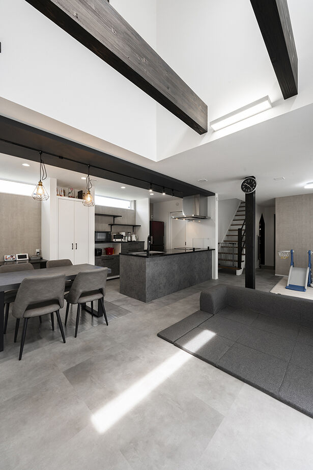 高砂建設　埼玉・東京 【鴻巣市/2000万円台/30坪台】開放的なLDKはパーティーもできる広さ！細部までセンスが光るモノトーンの家の建築実例画像4