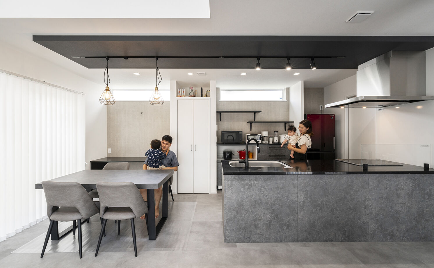 高砂建設　埼玉・東京 【鴻巣市/2000万円台/30坪台】開放的なLDKはパーティーもできる広さ！細部までセンスが光るモノトーンの家の建築実例画像5