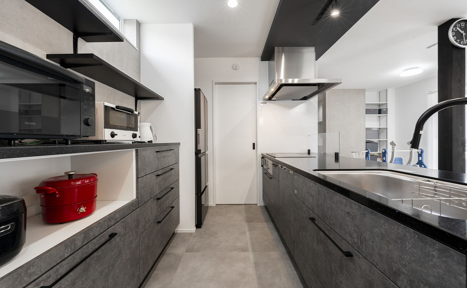 高砂建設　埼玉・東京 【鴻巣市/2000万円台/30坪台】開放的なLDKはパーティーもできる広さ！細部までセンスが光るモノトーンの家の建築実例画像6