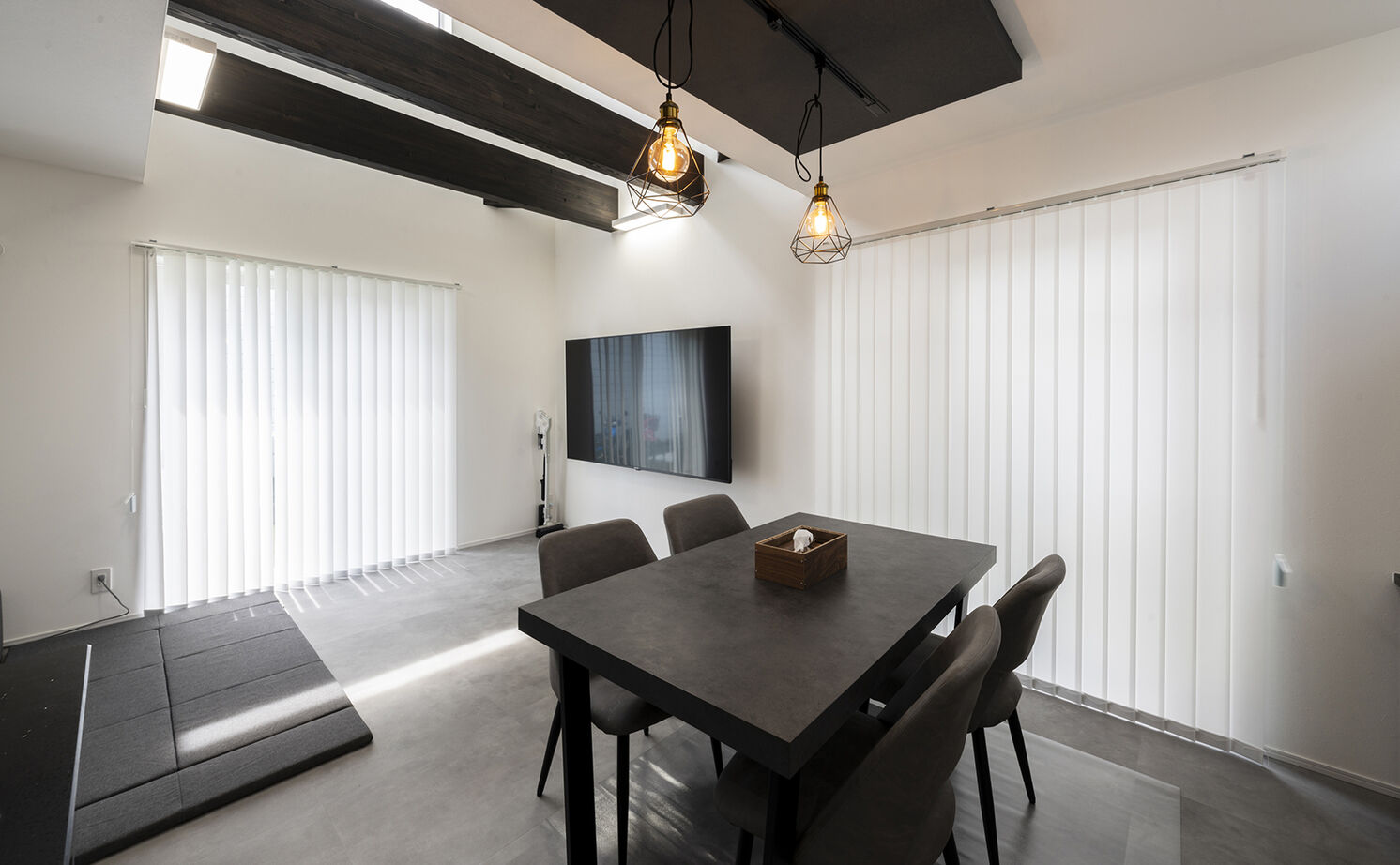 高砂建設　埼玉・東京 【鴻巣市/2000万円台/30坪台】開放的なLDKはパーティーもできる広さ！細部までセンスが光るモノトーンの家の建築実例画像8