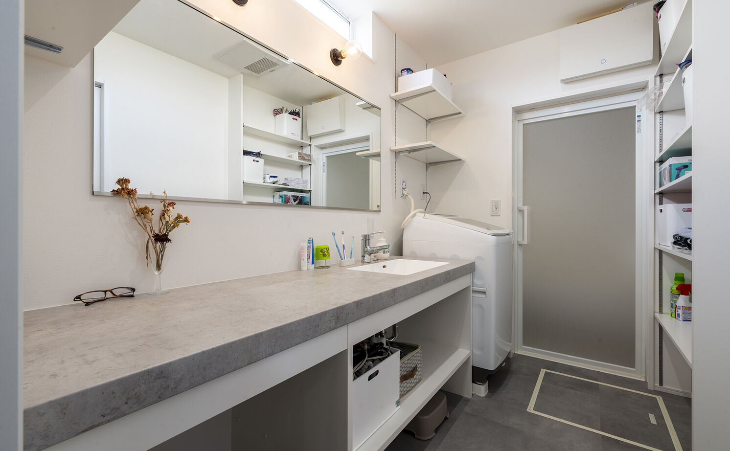 高砂建設　埼玉・東京 【鴻巣市/2000万円台/30坪台】開放的なLDKはパーティーもできる広さ！細部までセンスが光るモノトーンの家の建築実例画像9