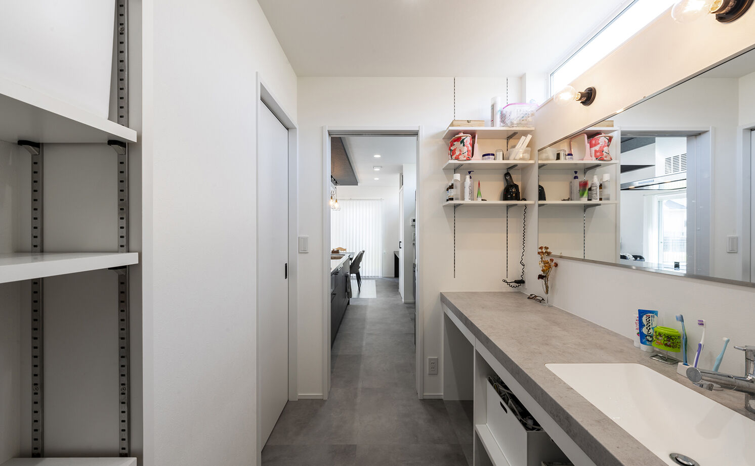 高砂建設　埼玉・東京 【鴻巣市/2000万円台/30坪台】開放的なLDKはパーティーもできる広さ！細部までセンスが光るモノトーンの家の建築実例画像10