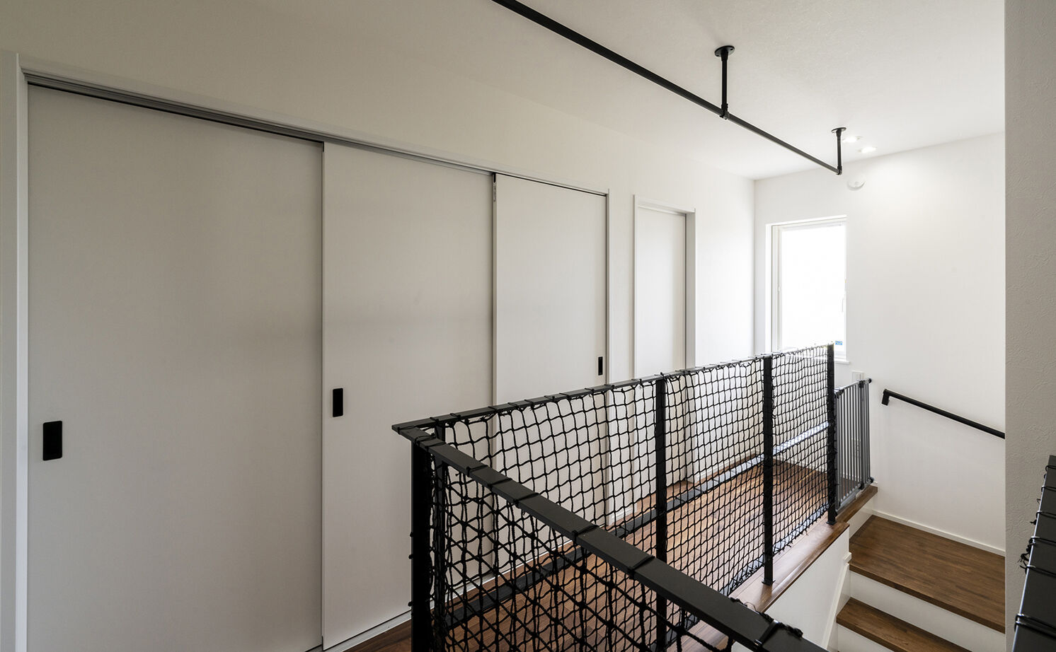 高砂建設　埼玉・東京 【鴻巣市/2000万円台/30坪台】開放的なLDKはパーティーもできる広さ！細部までセンスが光るモノトーンの家の建築実例画像11