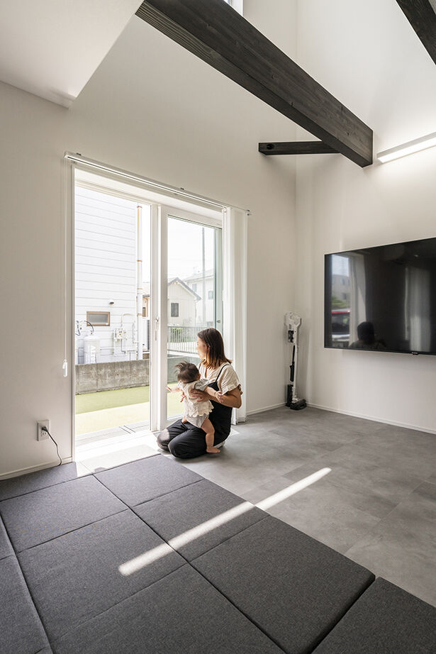 高砂建設　埼玉・東京 【鴻巣市/2000万円台/30坪台】開放的なLDKはパーティーもできる広さ！細部までセンスが光るモノトーンの家の建築実例画像13