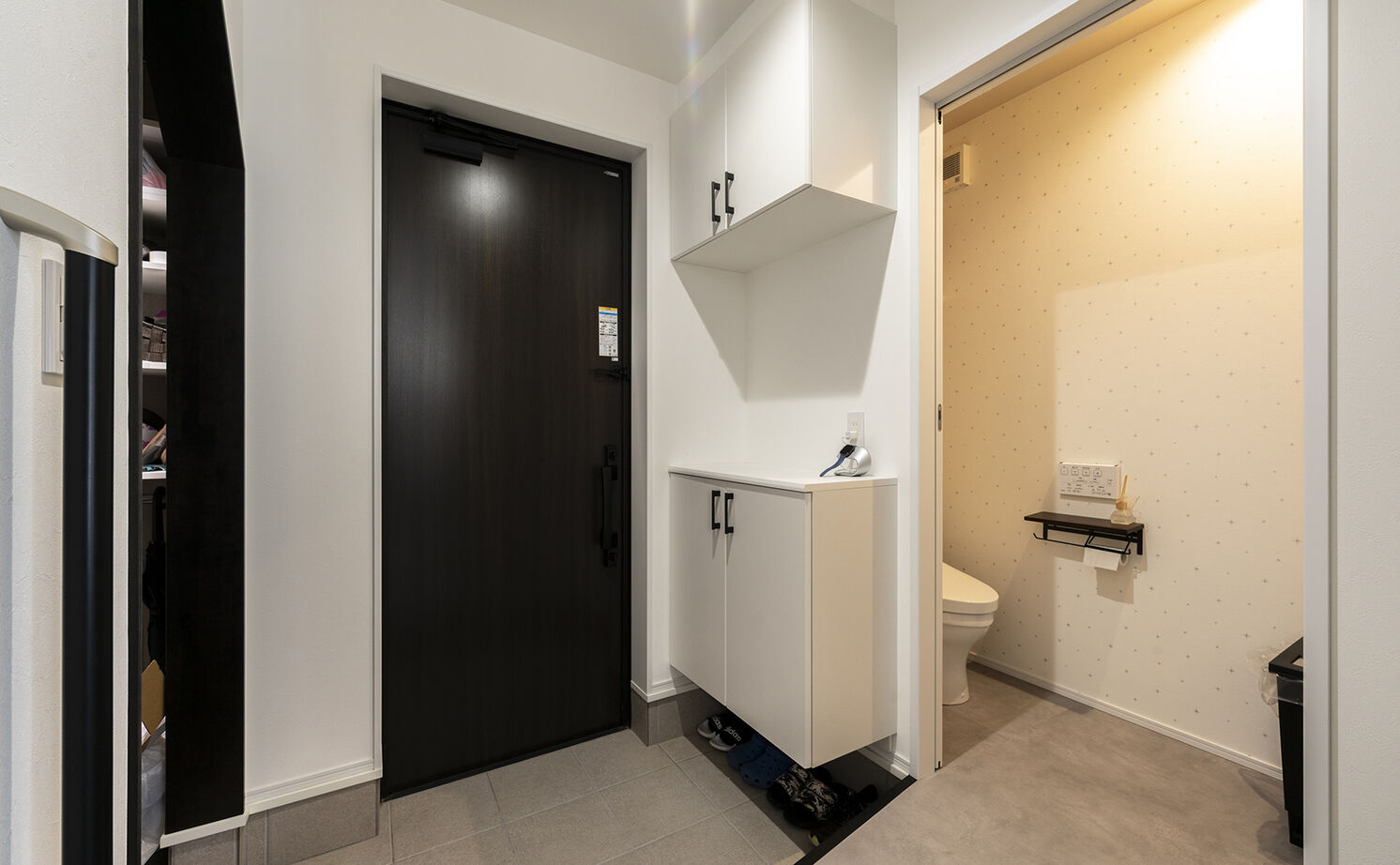 高砂建設　埼玉・東京 【鴻巣市/2000万円台/30坪台】開放的なLDKはパーティーもできる広さ！細部までセンスが光るモノトーンの家の建築実例画像14