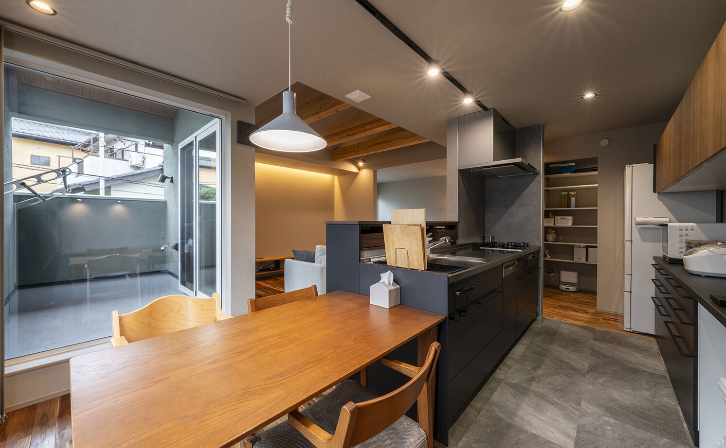 高砂建設　埼玉・東京 【さいたま市／3000万円台／30坪台／バイクガレージ】光と心地よさに包まれる2階リビングの家の建築実例画像2